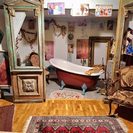 Vintage Bath Artist Sanctuary Calea Victoriei Daire