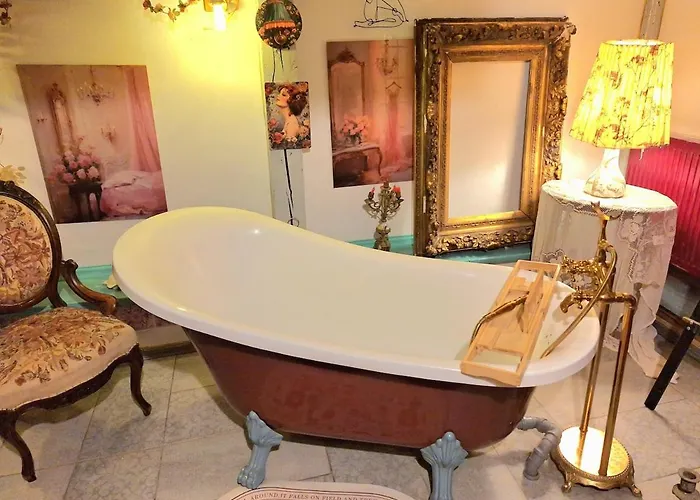 Vintage Bath Artist Sanctuary Calea Victoriei Apartment *